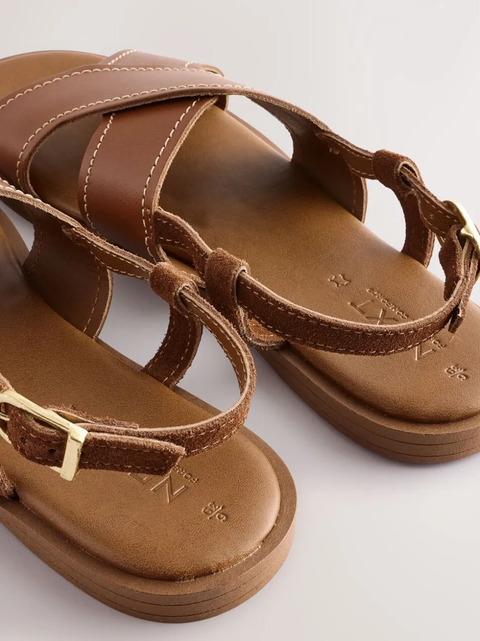 Lichtbruin leer - Gestikte sandalen met hielbandje
