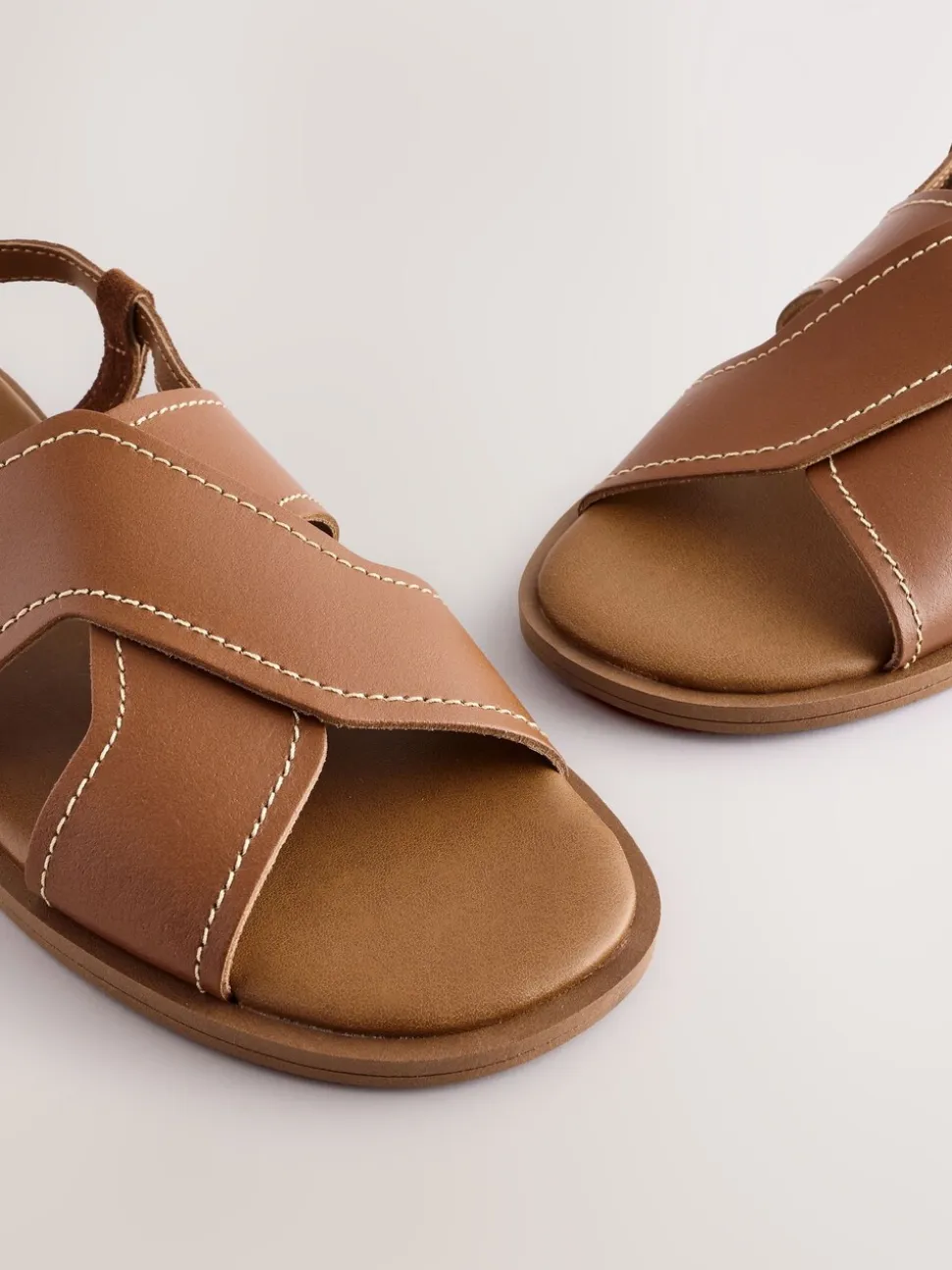 Lichtbruin leer - Gestikte sandalen met hielbandje