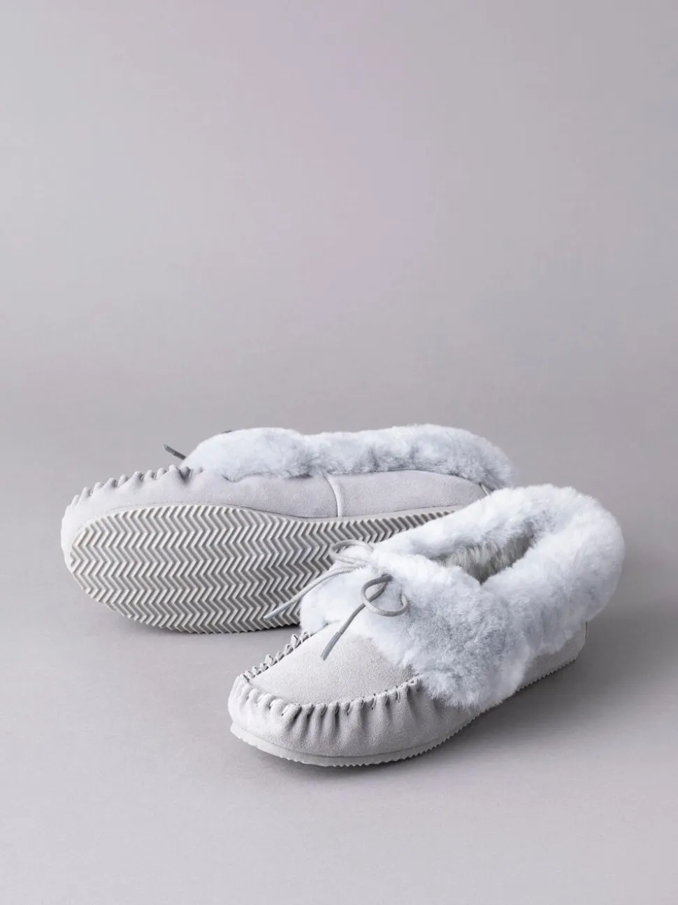 Lichtgrijs - Lakeland leren mocassins met schapenvacht voor dames