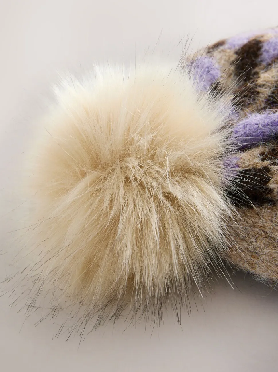 Lila met dierenprint - Gebreide muts met pompon