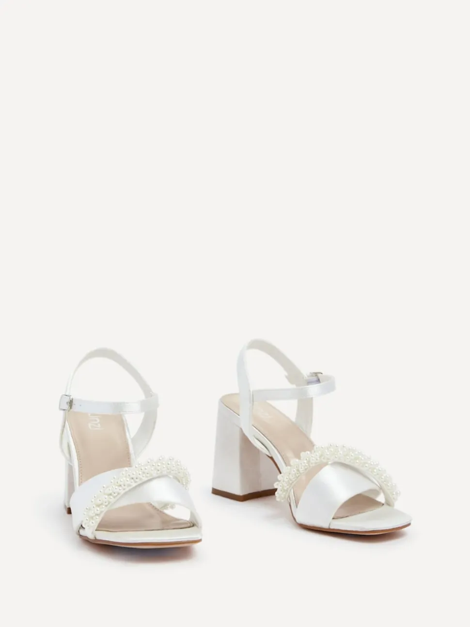Linzi Bridal Iris blokhak met parel versierde teenriem