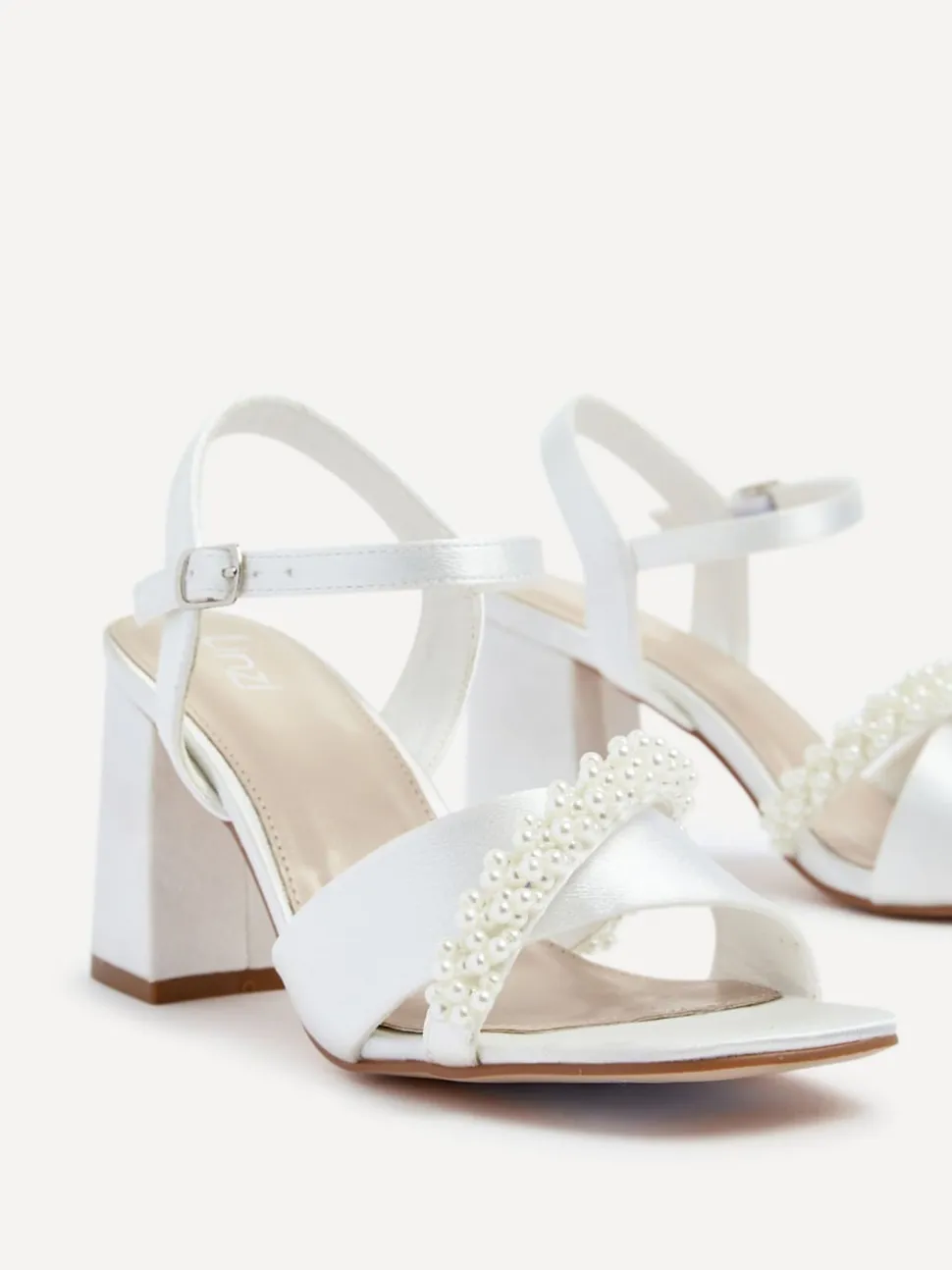 Linzi Bridal Iris blokhak met parel versierde teenriem