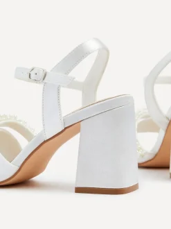 Linzi Bridal Iris blokhak met parel versierde teenriem