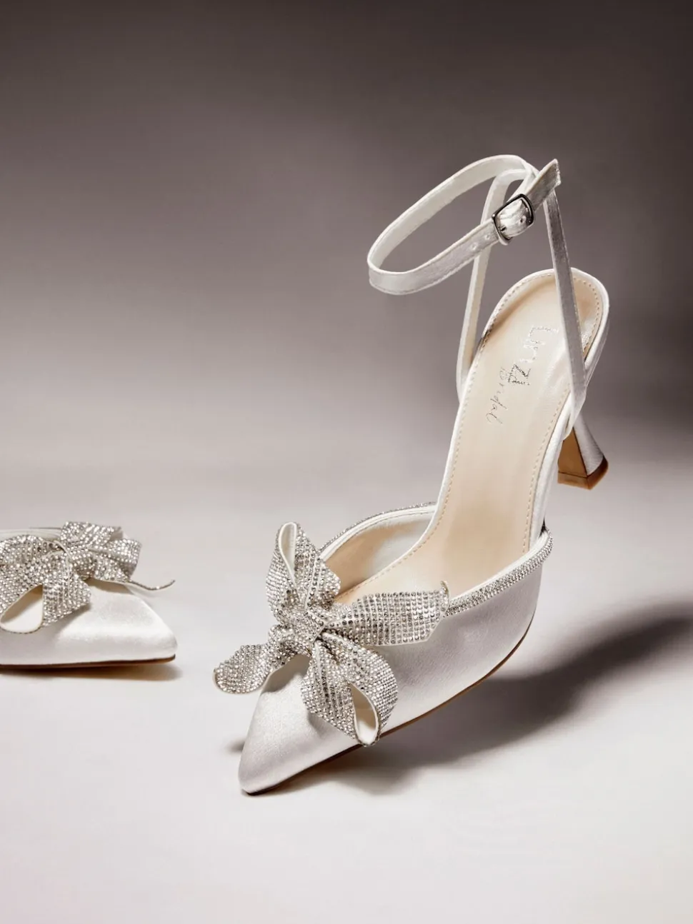 Linzi Bruidskleding Angela Satijn Diamante Strik detail pumps