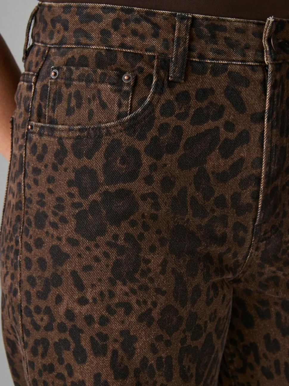 Luipaardprint - Jeans met zandloperpasvorm en wijde pijpen