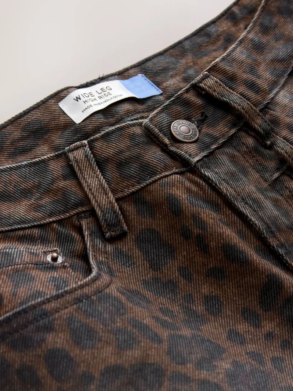 Luipaardprint - Jeans met zandloperpasvorm en wijde pijpen