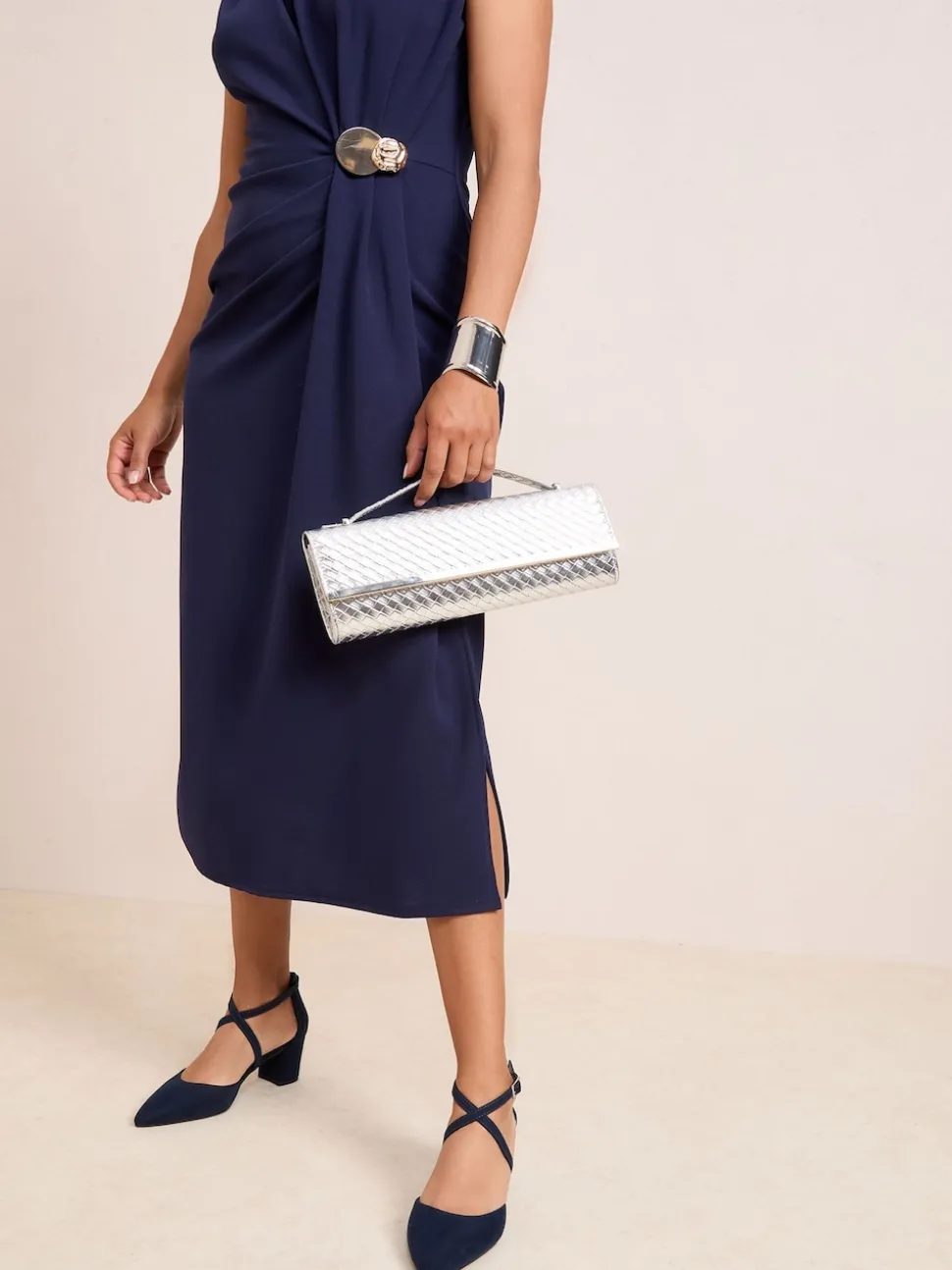 Marineblauw - Friends Like These pumps met blokhak en gekruiste bandjes