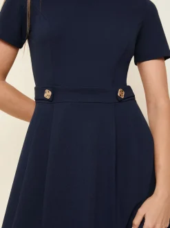 Marineblauw - Friends Like These Getailleerde midi-jurk met tabdetail en korte mouwen