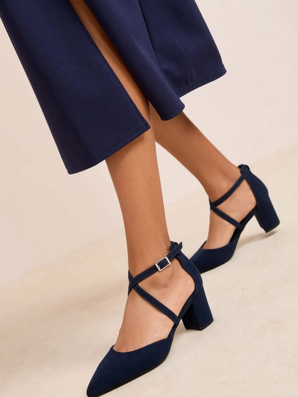 Marineblauw - Friends Like These pumps met blokhak en gekruiste bandjes