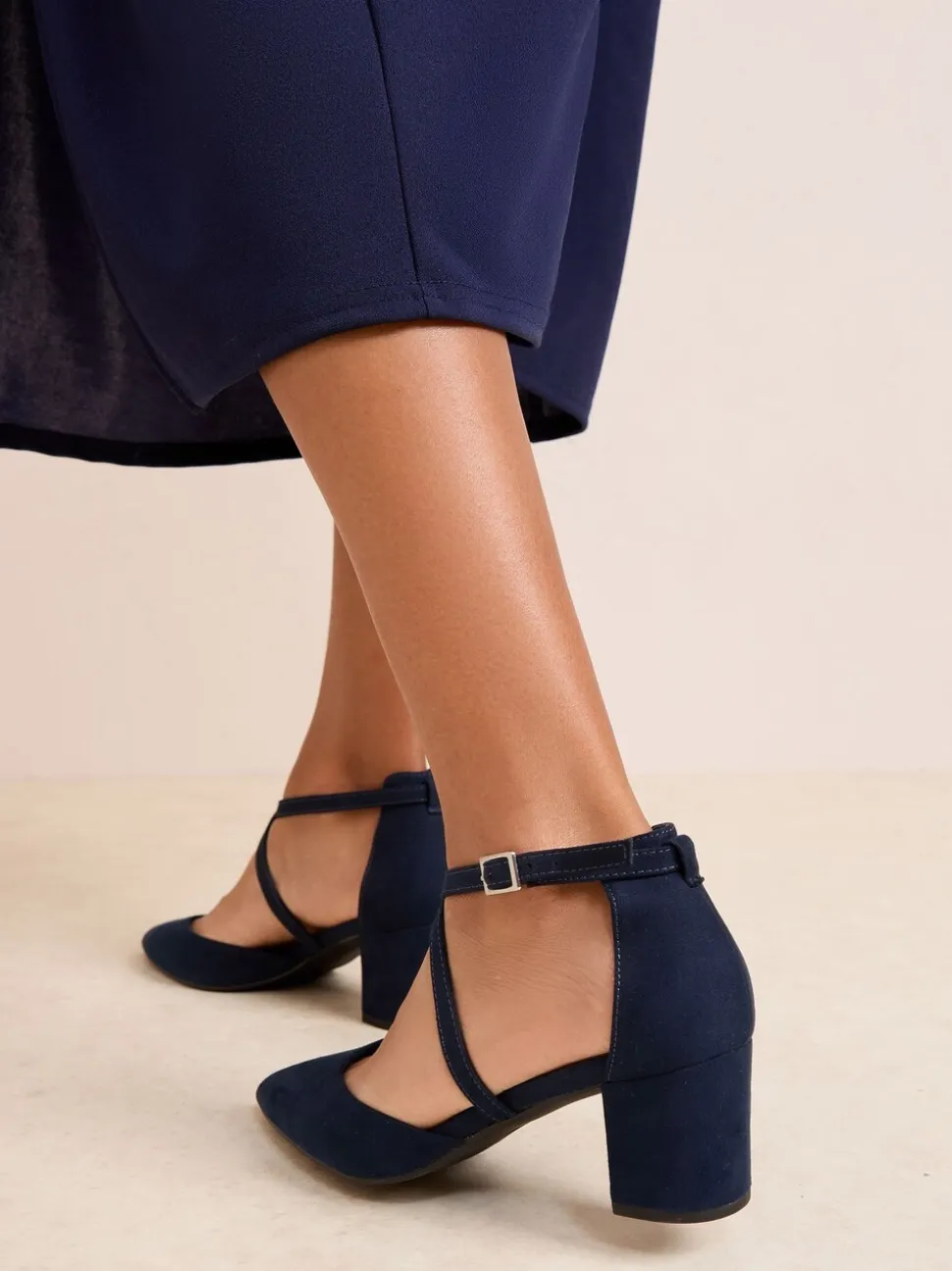 Marineblauw - Friends Like These pumps met blokhak en gekruiste bandjes