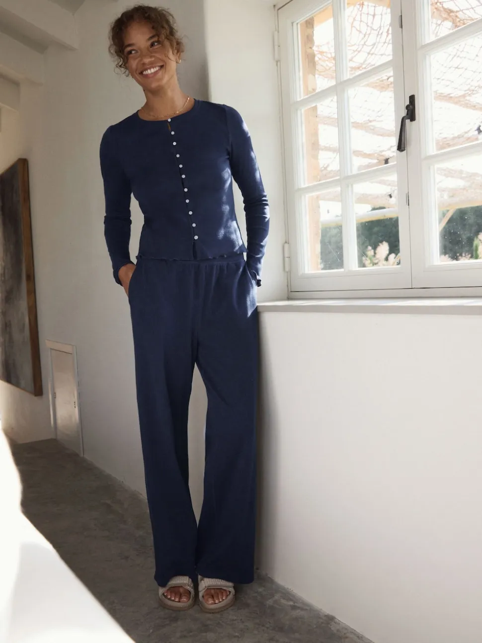Marineblauw - self. Geribbelde pyjama met knopen