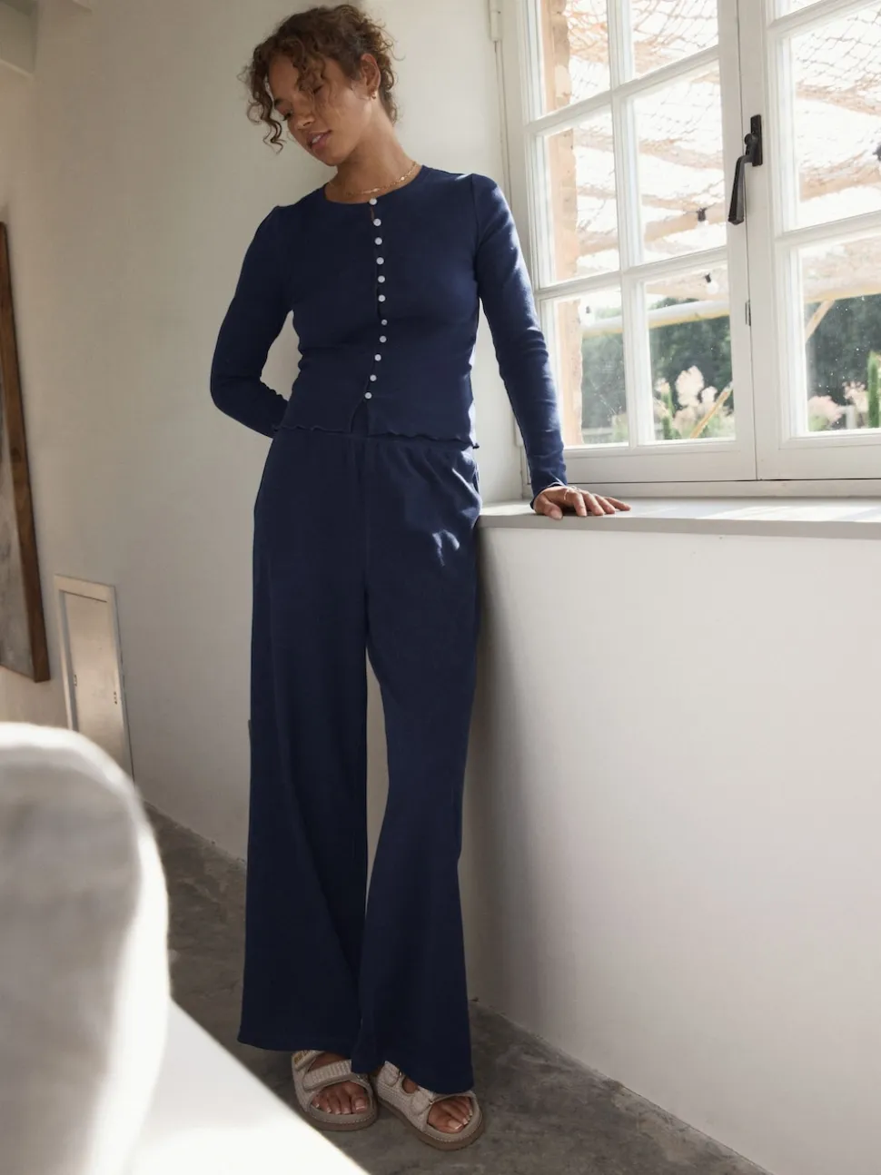 Marineblauw - self. Geribbelde pyjama met knopen