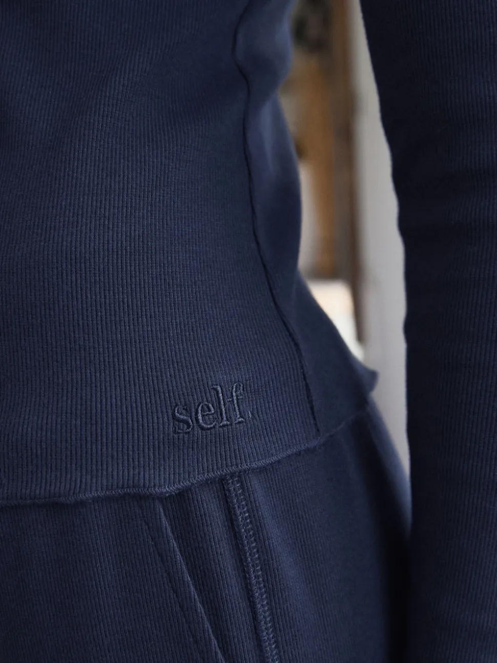 Marineblauw - self. Geribbelde pyjama met knopen