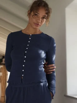 Marineblauw - self. Geribbelde pyjama met knopen