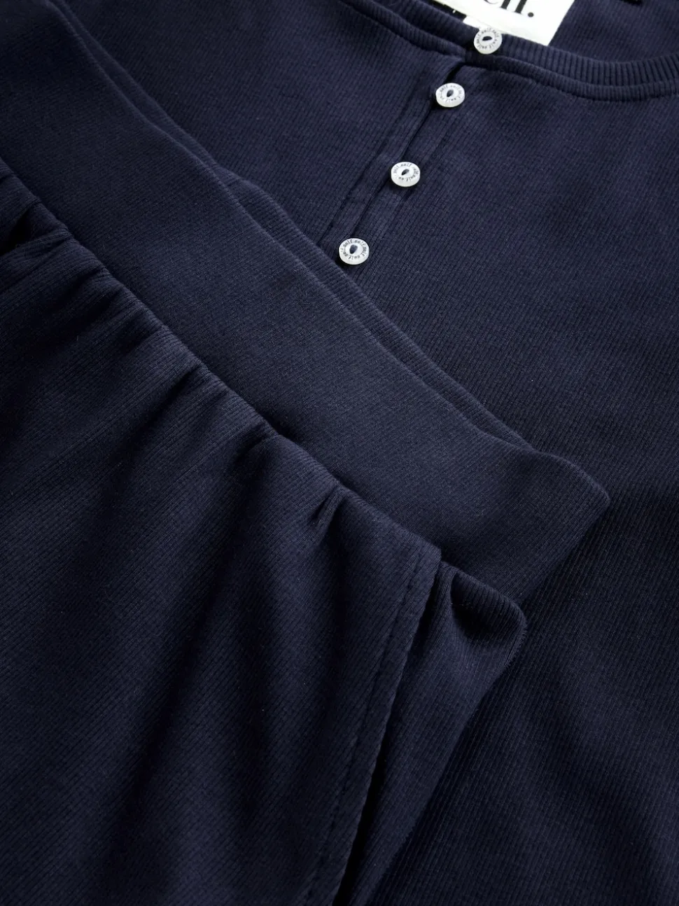Marineblauw - self. Geribbelde pyjama met knopen