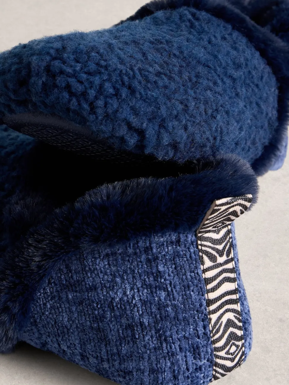 Marineblauw - White Stuff Reya pantoffels met gesloten hiel