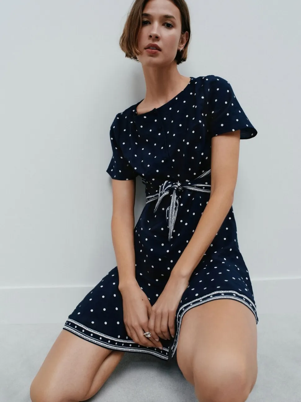 Marineblauw blauw gestippeld - Mini-jurk met strikceintuur