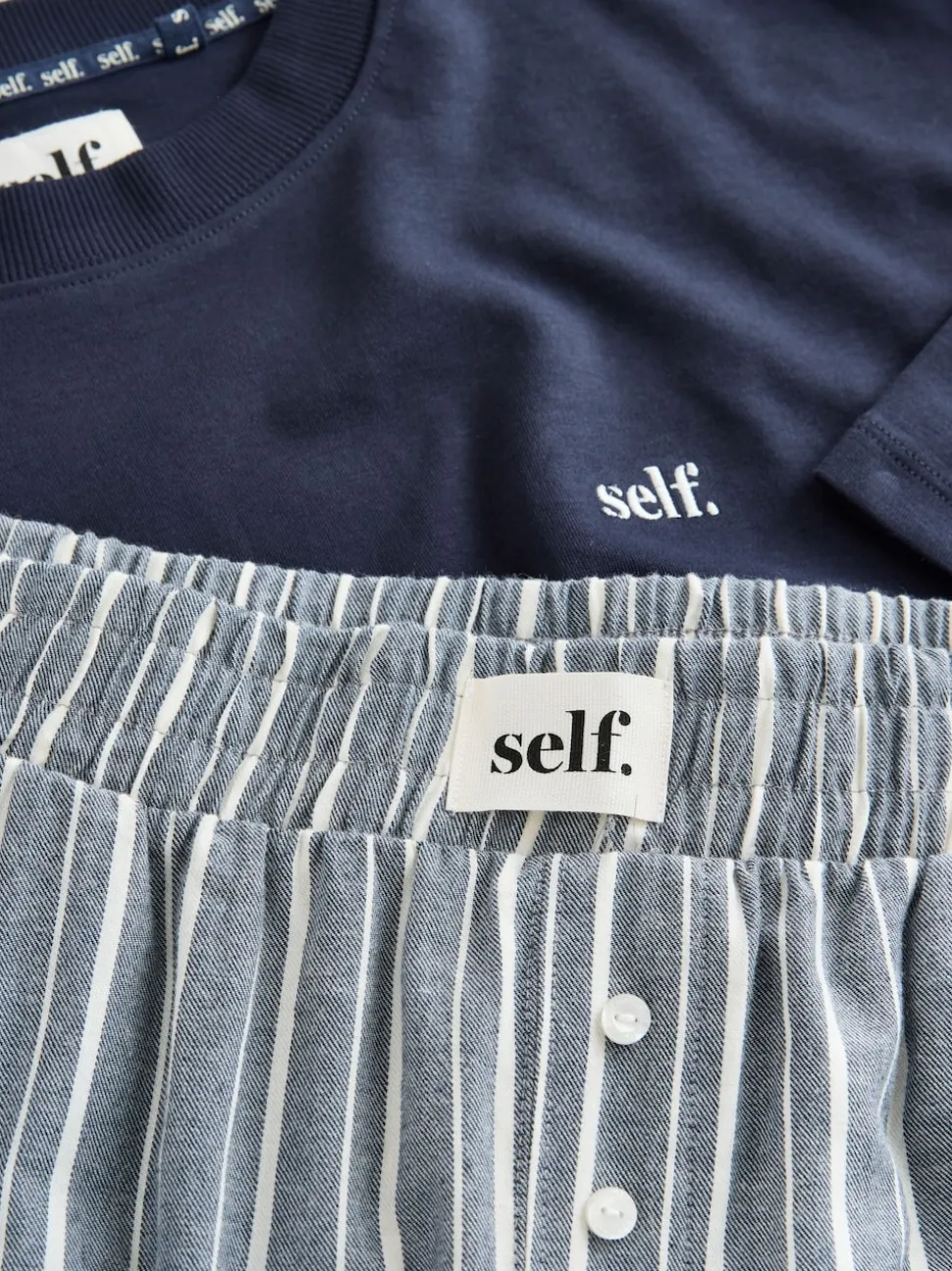 Marineblauw gestreept - self. Pyjama met korte mouwen