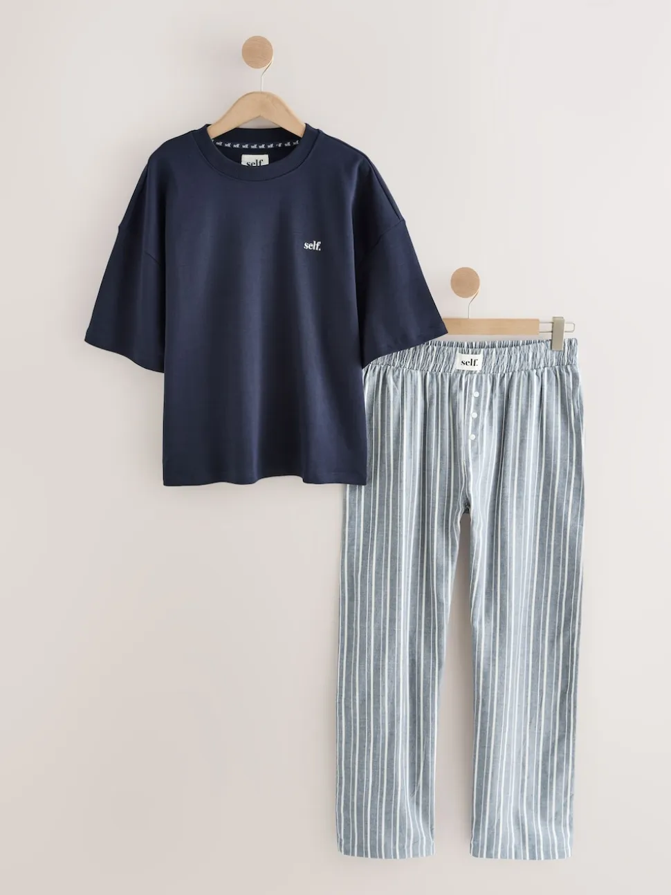 Marineblauw gestreept - self. Pyjama met korte mouwen