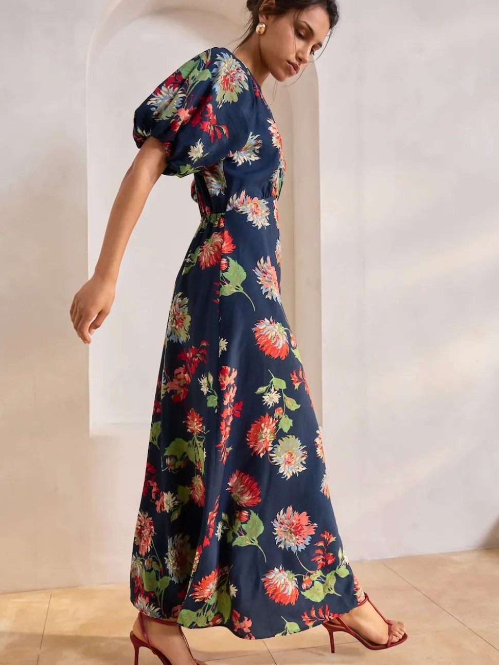 Marineblauw met bloemenprint - Midi-jurk met print en pofmouwen
