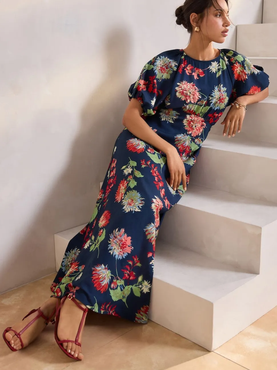 Marineblauw met bloemenprint - Midi-jurk met print en pofmouwen