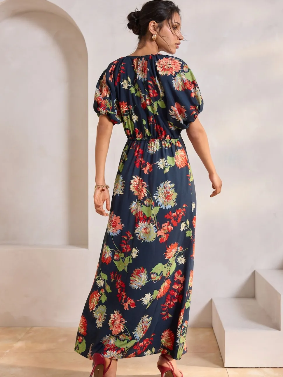 Marineblauw met bloemenprint - Midi-jurk met print en pofmouwen