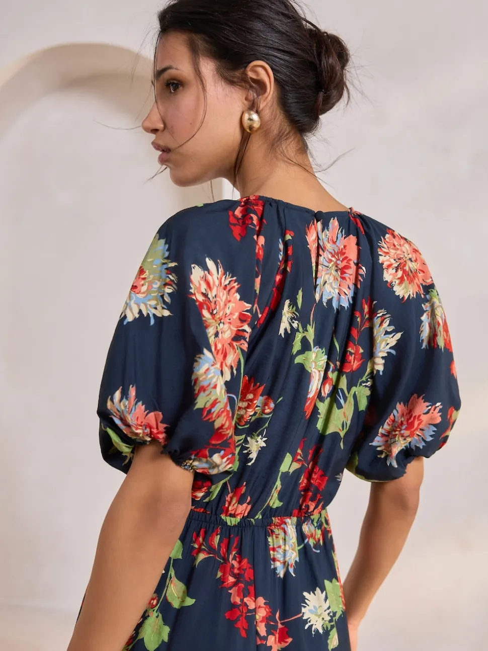 Marineblauw met bloemenprint - Midi-jurk met print en pofmouwen