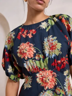 Marineblauw met bloemenprint - Midi-jurk met print en pofmouwen