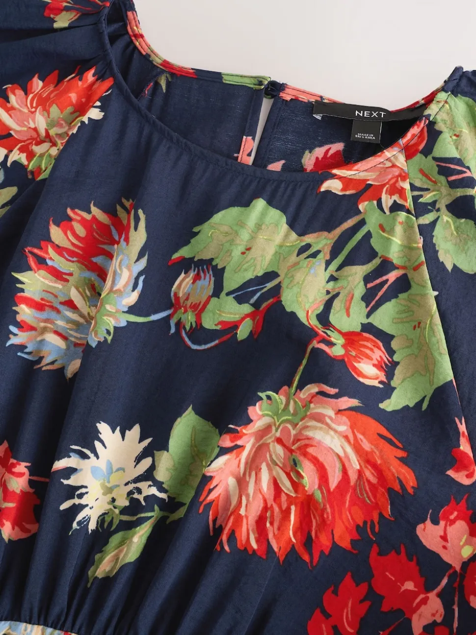 Marineblauw met bloemenprint - Midi-jurk met print en pofmouwen