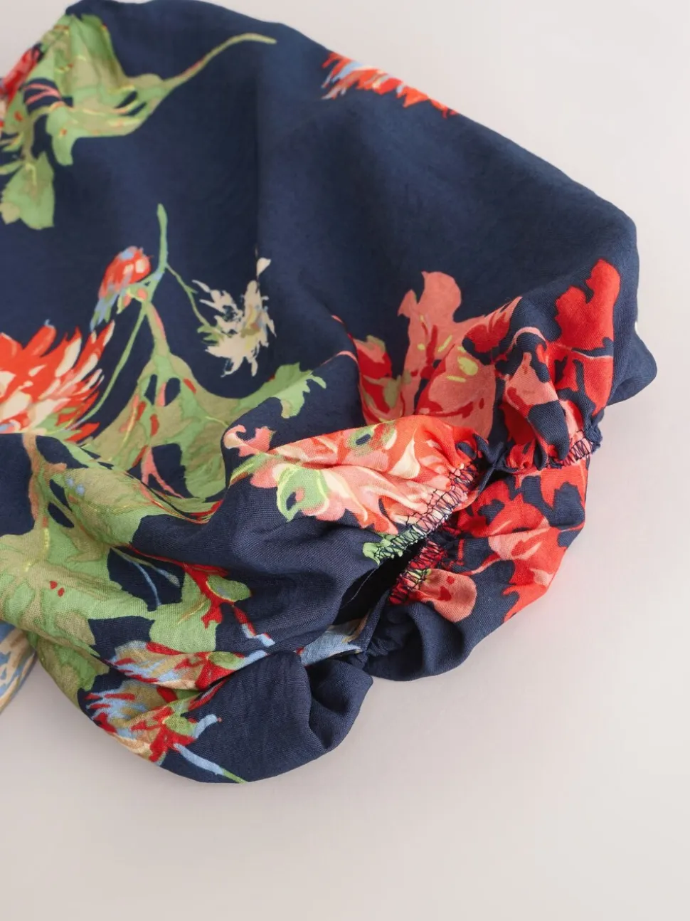 Marineblauw met bloemenprint - Midi-jurk met print en pofmouwen