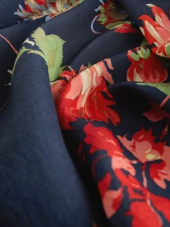 Marineblauw met bloemenprint - Midi-jurk met print en pofmouwen