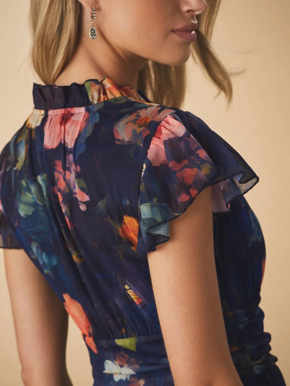 Marineblauw met bloemenprint - Halflange geplooide mesh gelegenheidsmaxi-jurk met print en V-hals