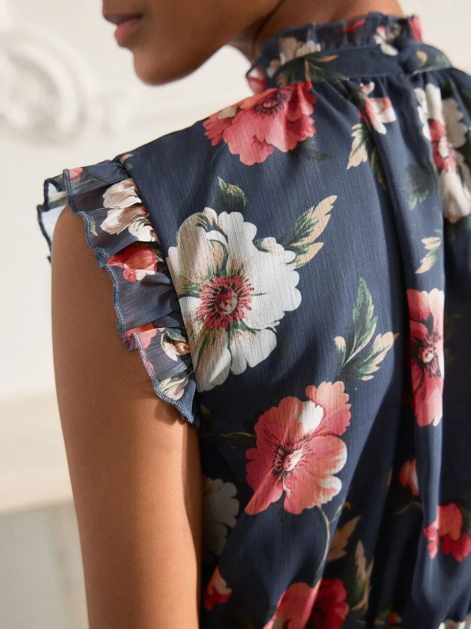 Marineblauw met bloemenprint - Gedrukte Maxi-jurk met hoge hals en tierlantijntjes