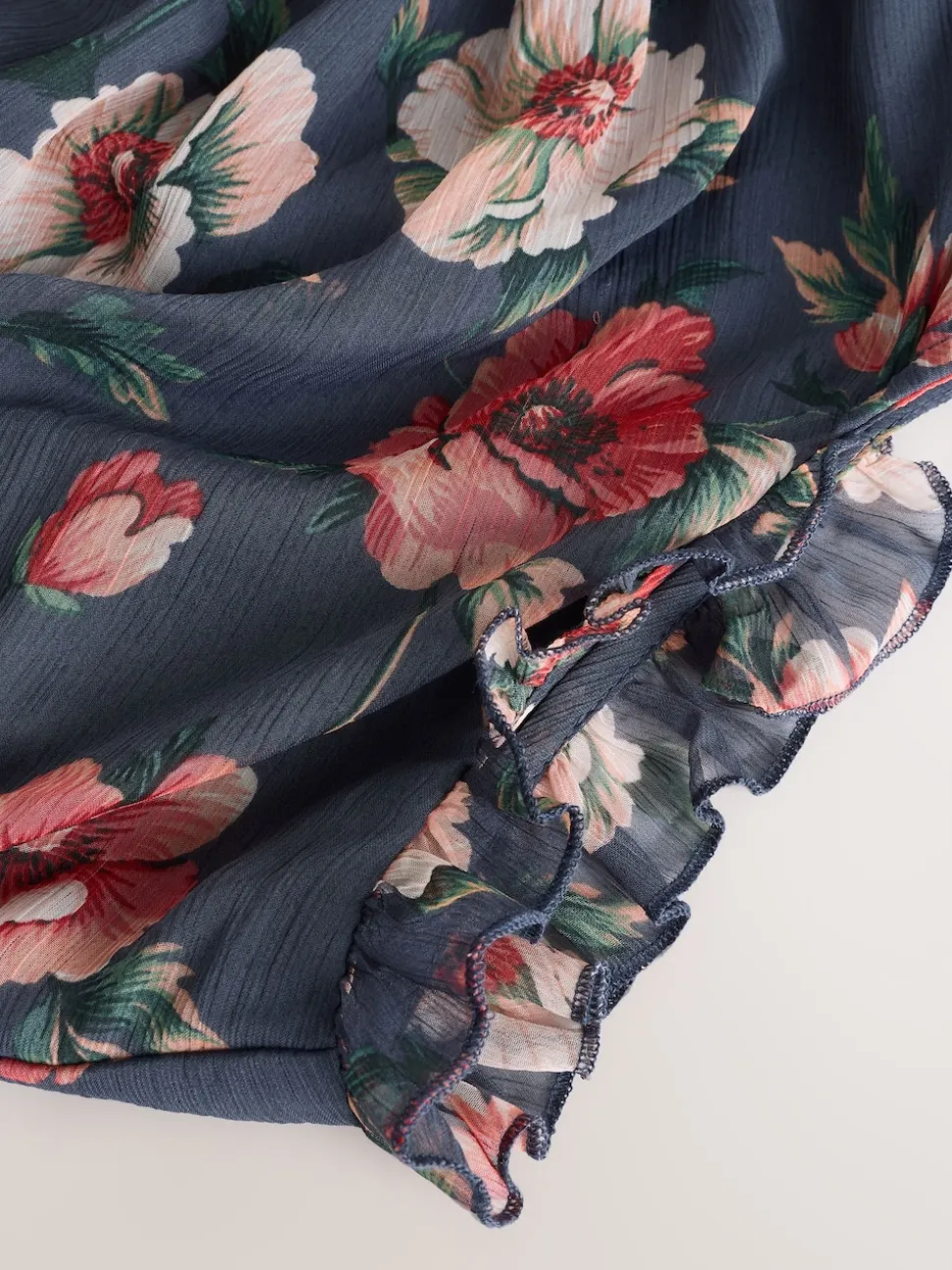 Marineblauw met bloemenprint - Gedrukte Maxi-jurk met hoge hals en tierlantijntjes