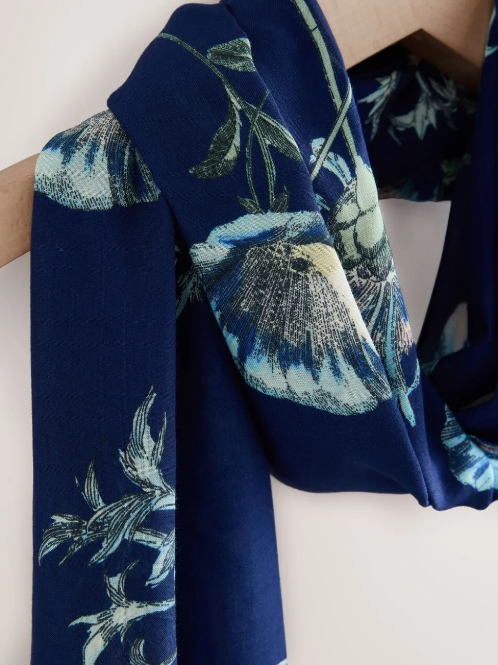 Marineblauwe bloemenprint - Print Kew Collection Lightweight Scarf