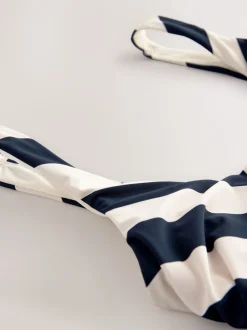 Marineblauw/roomkleurig chevron - Buikcorrigerend DD+ badpak met beugels en ronde hals