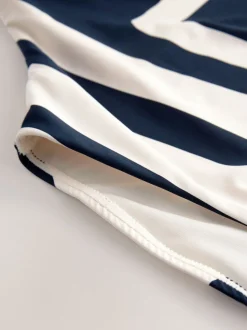 Marineblauw/roomkleurig chevron - Buikcorrigerend DD+ badpak met beugels en ronde hals