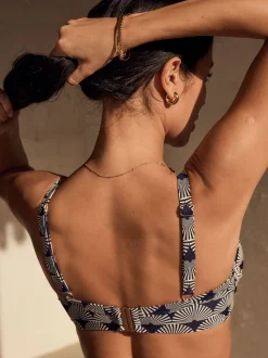Marineblauw/wit met waaierprint - Buikcorrigerende bikinitop met vulling en beugel