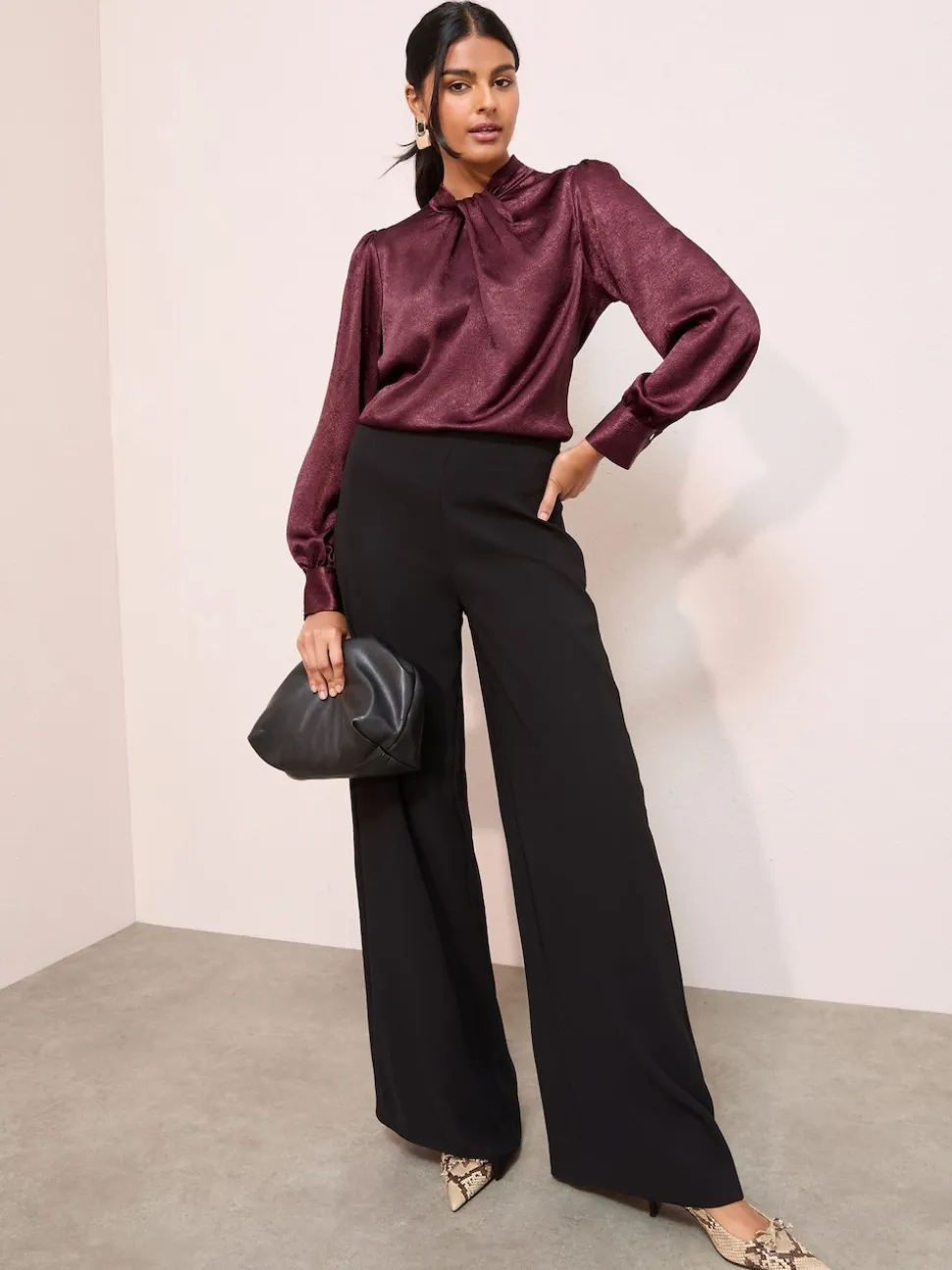 Merlotrood - Friends Like These - Gecrushte satijnen blouse met gedraaide hals en lange mouwen