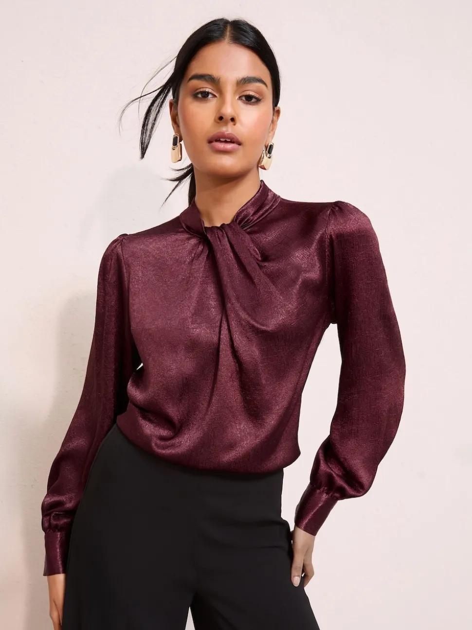 Merlotrood - Friends Like These - Gecrushte satijnen blouse met gedraaide hals en lange mouwen