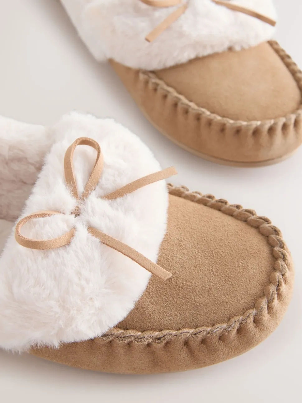 Mokkabruin - Moccasin Suede Slippers