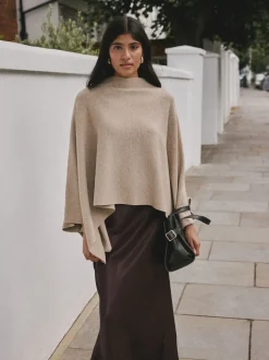Moutkleurig - Fine Knit Cape Poncho