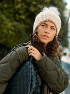 Moutkleurig - Pointelle Knit Pom Hat