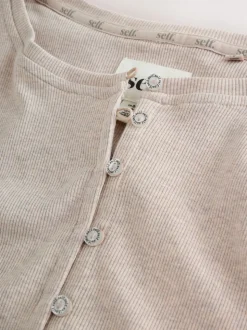 Moutkleurig - self. Geribbelde pyjama met knopen