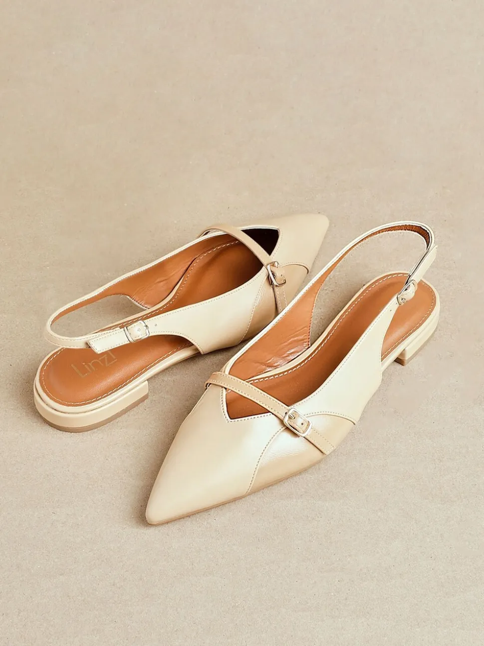 Natuurlijk - Linzi Prague Lage schoenen met spitse neus en gespdetail