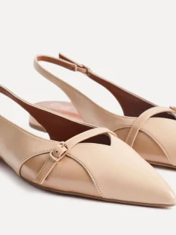 Natuurlijk - Linzi Prague Lage schoenen met spitse neus en gespdetail