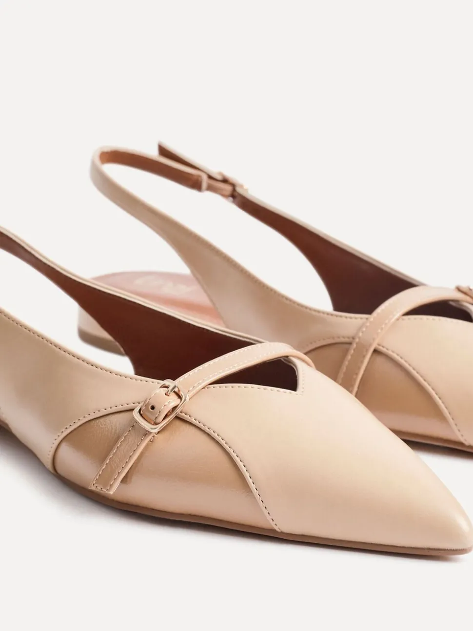 Natuurlijk - Linzi Prague Lage schoenen met spitse neus en gespdetail