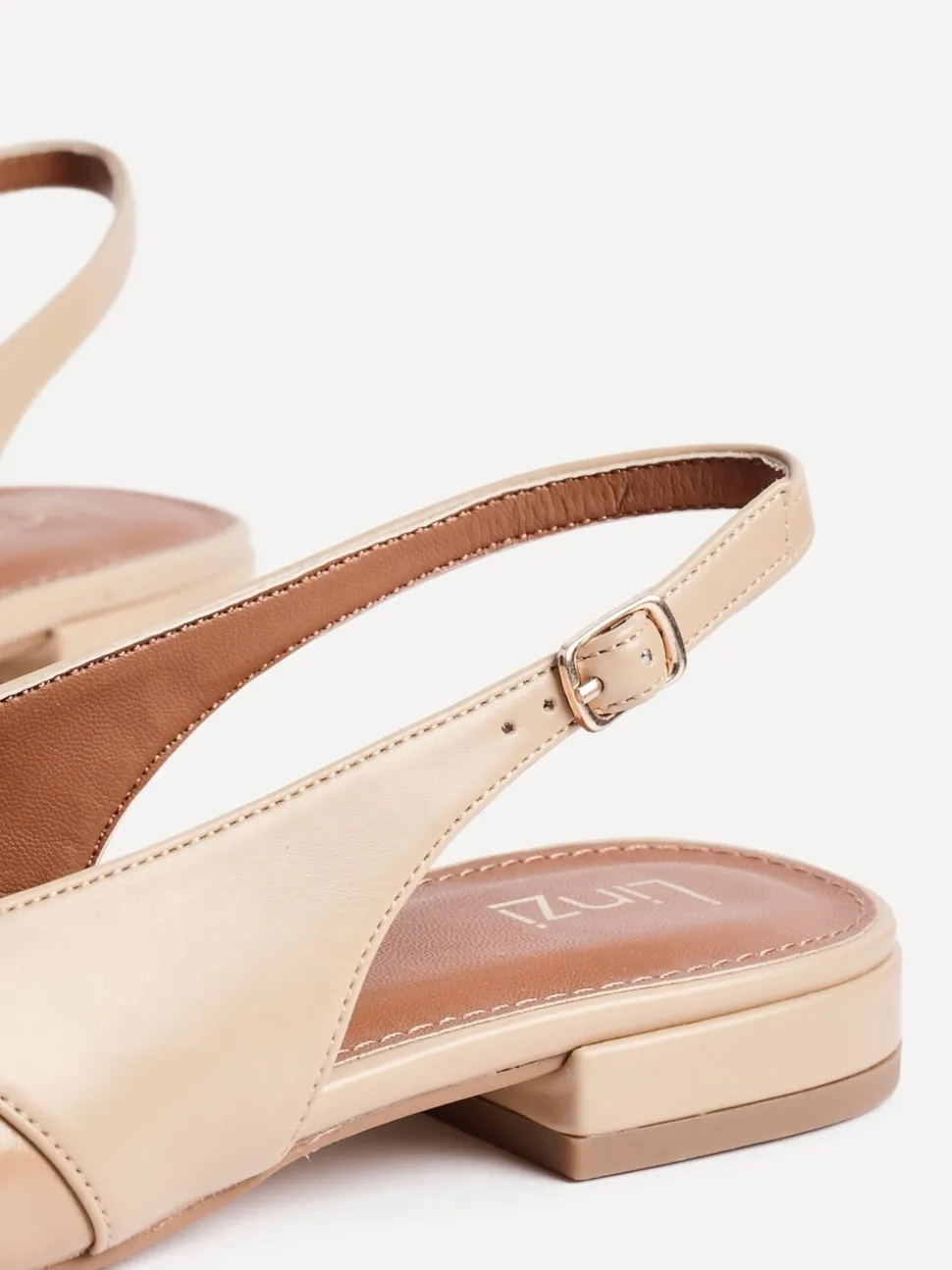 Natuurlijk - Linzi Prague Lage schoenen met spitse neus en gespdetail