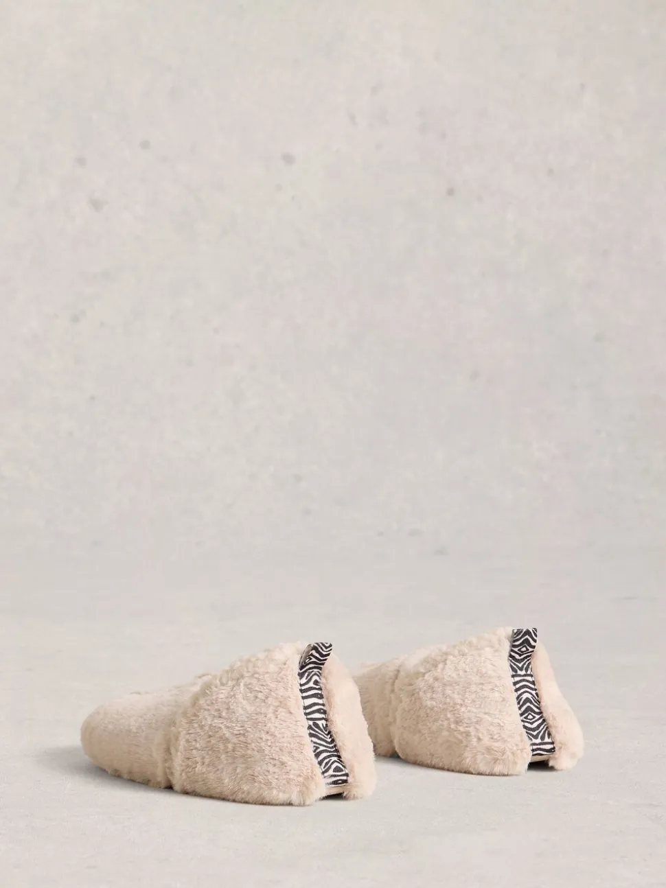 Natuurlijk - White Stuff Reya pantoffels met gesloten hiel