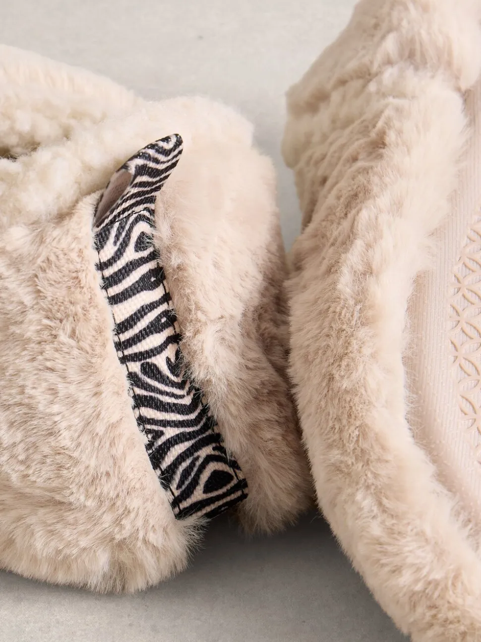 Natuurlijk - White Stuff Reya pantoffels met gesloten hiel